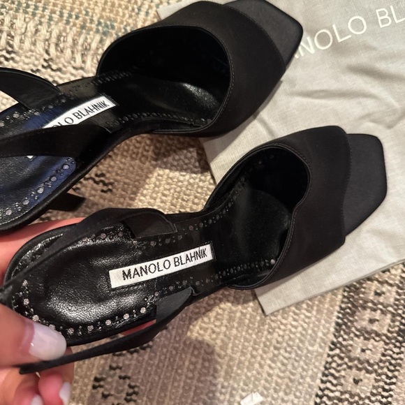 Manolo Blahnik Elegant Black Heels - Picture 2 of 4
